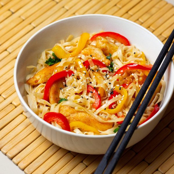 Udon,Noodles,With,Chicken,,Pepper,And,Sesame.,Chinese,Food
